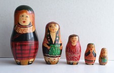 5 Poupées russes gigognes en bois peint " femmes russes "