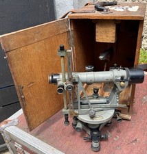 Tachéomètre autoréducteur