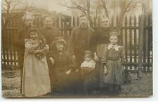 Photo Card to Locate - A Family in Front of a Wooden Fence - 7974