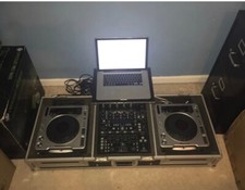 Pioneer 2 CDj 800 And Behringer DDM4000 5-Channel DJ Mixer And Wheels Odsey Case