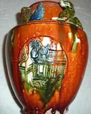 vase chinois de style tang en grès s à décors d'animaux en relief et de padogues