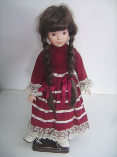 Belle poupée porcelaine et - belle,