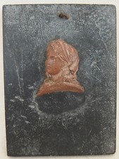 ancien buste camée en terre cuite sur une plaque en ardoise / antique cameo bust
