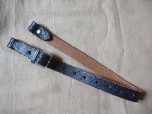 Jugulaire cuir date - , 1942
