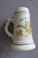 Chope à bière vintage ornée