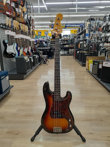 Precision bass - (fender,