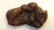 Ancien Netsuke un singe tenant une pêche Japon Meiji-Showa 1900-1950s