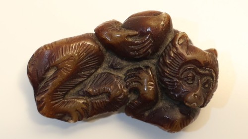 Ancien netsuke singe tenant - ancien,
