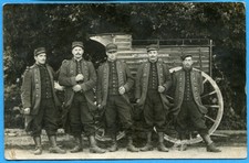 Old postcard photo: soldiers of the 114 ° RI in front of the van of a canteen