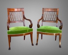 PAIRE DE FAUTEUILS EN ACAJOU DE STYLE EMPIRE AVEC DOSSIERS AJOURÉS BIEN TAPISSÉS