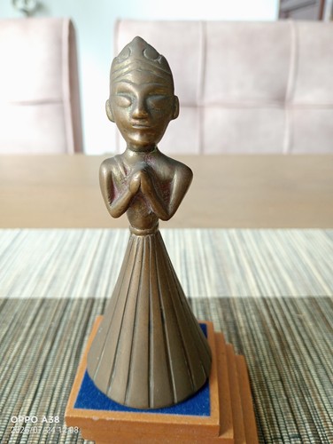 Cloche bronze une femme - cloche,