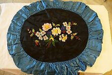 grands coussins en satin avec