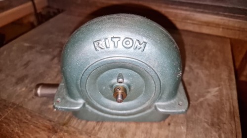 Ancienne pompe eau ritom - ancienne,
