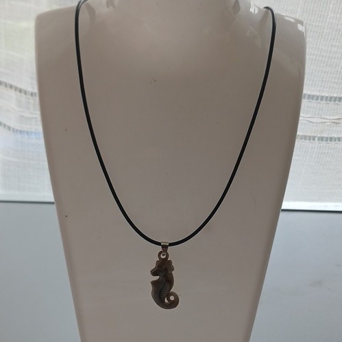 Collier cordon noir avec