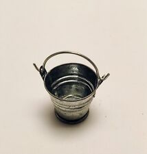 seau en métal blanc