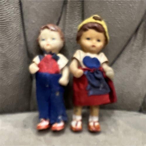 Lot petites poupées - de,