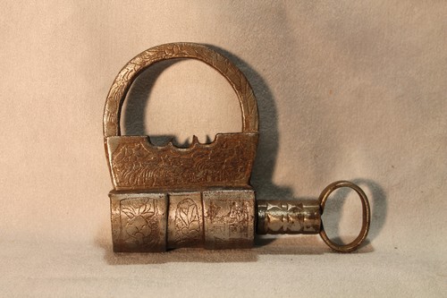 Cadenas ancien menotte bagnard - cadenas,