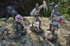 HF1386 B  3 FIGURINE TEMPLIER    MEDIEVAL CHEVALIER   MONTBARD AMAND PLESSIS