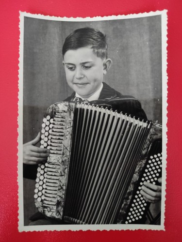 Photo child playing accordion