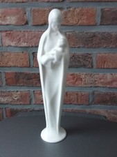 statue de la vierge marie en