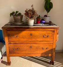 Commode en bois massif ; ancienne (fin XIXeme) avec 2 grands tiroirs