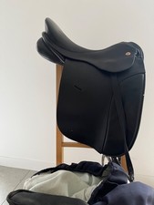 selle de dressage en cuir noir