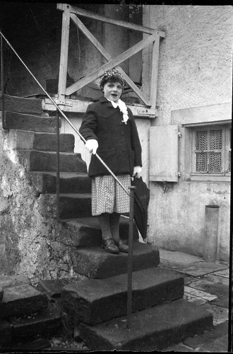 Jeune fille escalier parapluie