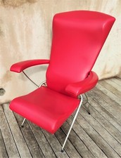 Fauteuil rouge en skaï et