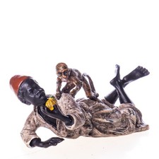 Sculpture en bronze un garçon