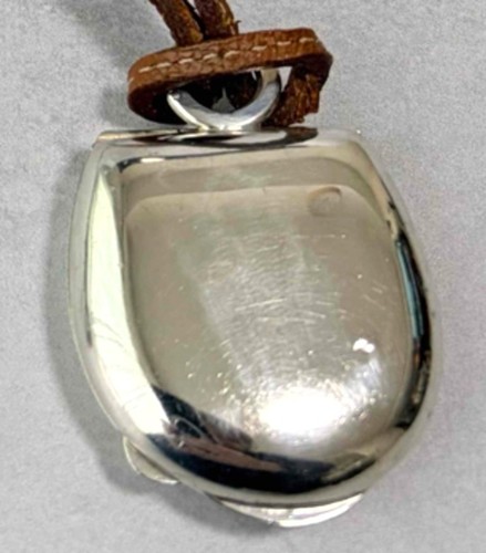Collier pendentif pilulier