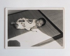 Bébé allongé sur tatami