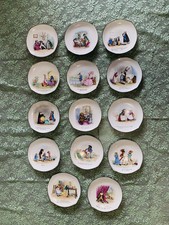 14 assiettes décoratives.Humour, satirique,porcelaine,peinture,signature XlX