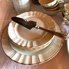 Assiettes à dessert + plat à