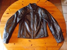 Blouson de moto en cuir noir