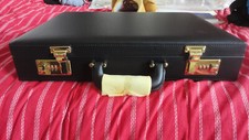 JOLI ATTACHE CASE A CODE EN