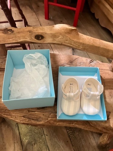 Chaussure neuve dans - chaussure,