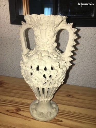 Très vieux vase sculté - très,