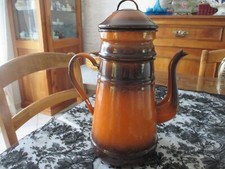 ancienne cafetière émaillée de couleur orange marron
