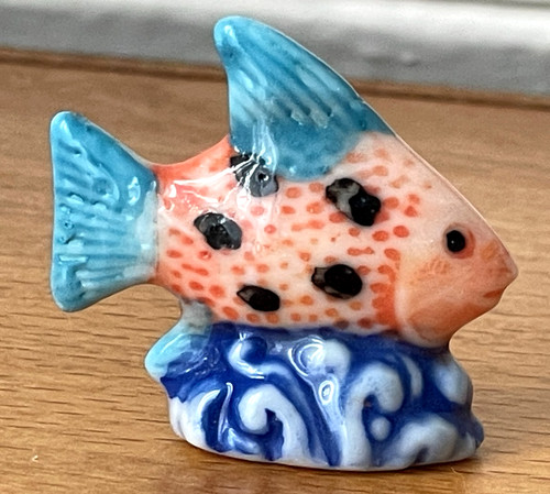 Fève poisson sur vagues bleu - vagues,