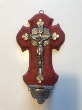 ANCIEN CRUCIFIX BENITIER MURAL  FOND VELOURS ROUGE