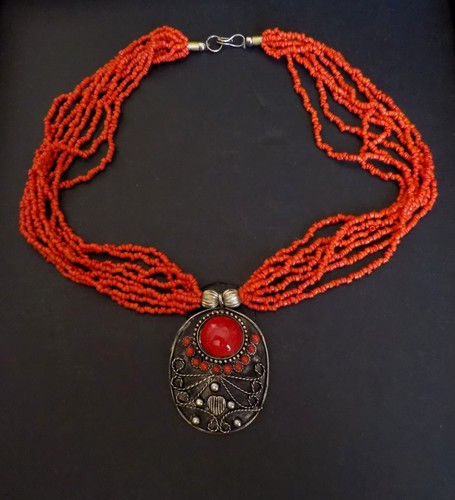 Collier perles corail - en,