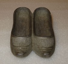 PAIRE DE SABOTS PYROGENE EN