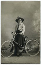 photo card 1910 - women and bicycle - cycling bike photography bike