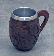 Chope à bière en bois sculpté. Garniture intérieure en aluminium. Conten. 30 cl