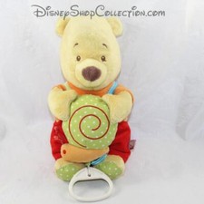 Peluche musicale Winnie l'ourson DISNEY BABY escargot salopette rouge 27 cm 