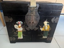 Petit coffre à bijoux laqué