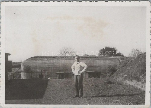 Photo ww2 soldat devant - photo,, un