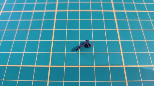 Attache capot pièce miniature