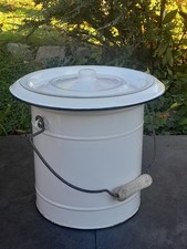 Pot de chambre ,seau d'aisance