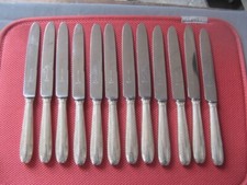 ++"526.1"   12 COUTEAUX DE TABLE MANCHE METAL ARGENTE LAME INOX ORFEVRE DEETJEN